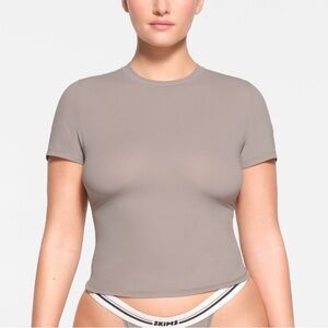 Skims Fits Everybody Tee in Gunmetal